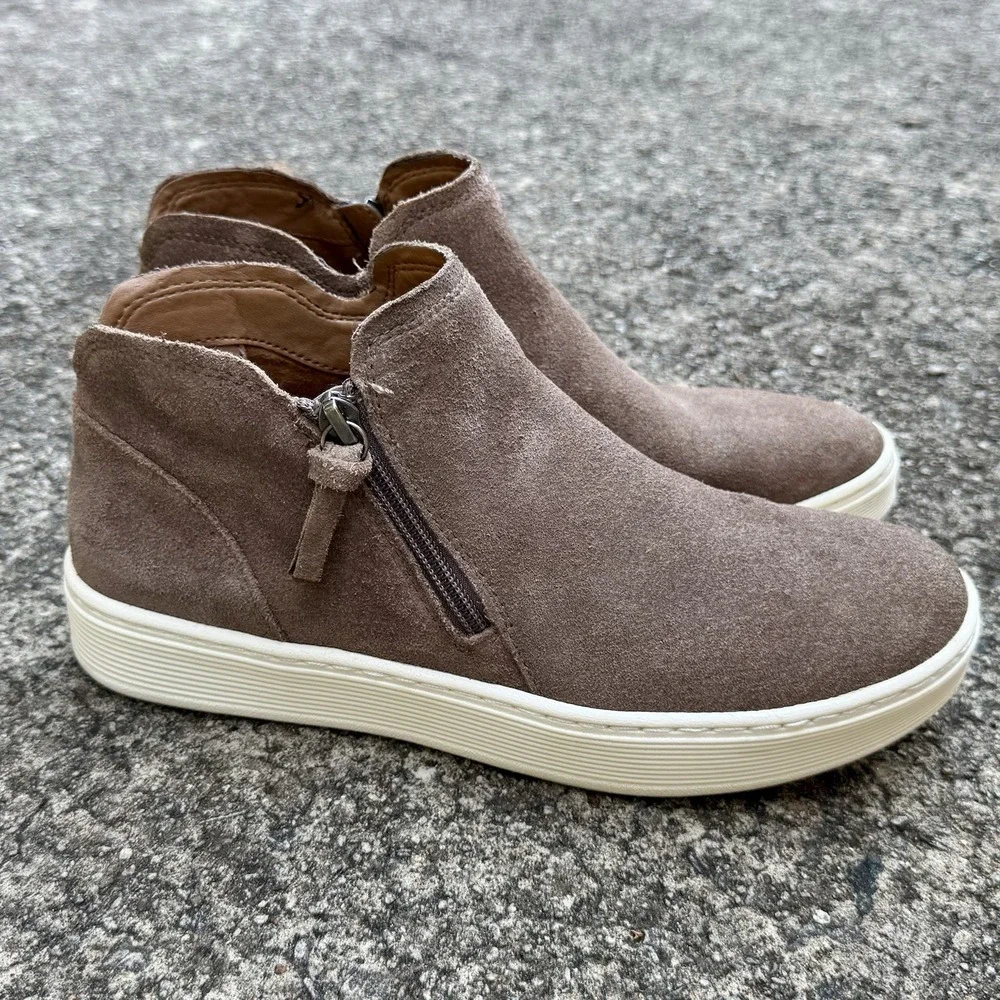 Sofft Women's Sz 8 M‎ Britton Casual Sneaker W/ Side Zip In Taupe Suede W/ Spot